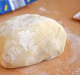 Для начала в большую миску просейте стакан муки, добавьте к ней дрожжи и перемешайте. Масло и маргарин порежьте на тоненькие кусочки и добавьте их в миску, перетрите руками. Добавьте сахар, соль, ванилин и хорошенько все перемешайте. Добавьте молоко и снова перемешайте. Теперь добавляйте муку, сколько возьмет и месите тесто. В итоге тесто должно получиться мягкое и не липнущее к рукам.  
 
Готовое тесто поставьте в холодильник на несколько часов (а лучше всего на ночь).	