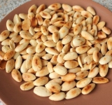 Для начала опустите миндаль в кипящую воду и подержите там несколько минут. Переложите орехи на кухонное полотенце, заверните и хорошенько потрите так, чтобы отошла кожура. Раскалите сковородку и посушите на ней очищенный миндаль.