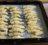 Разогрейте духовку. Противень выстелите пекарской бумагой и выложите на него рогалики. Рогалики смажьте яйцом и посыпьте сахаром. Поставьте противень в духовку минут на 20. Готово! 
 
Приятного чаепития!  
 
Ссылка на оригинальный рецепт:  kulinariya123.blogspot.ru/2014/02/642-rogaliki-drozhzhevye.html 	