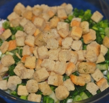 Нарежьте зелень, добавьте в салат. Перемешайте.