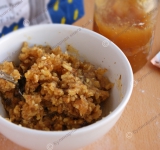 Теперь готовим начинку. Ножом порубите орехи, добавьте их в джем и перемешайте до однородности. ВЫ можете сами выбирать количество джема и орехов, можно экспериментировать с начинкой.	