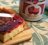 Бисквит разрежьте на прямоугольники, а сверху можно намазать любимым джемом и украсить взбитыми сливками. Приятного аппетита!
Ссылка на источник рецепта: kulinariya123.blogspot.ru/2013/11/624-5.html