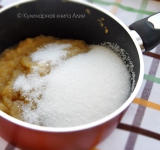 Засыпьте яблоки сахаром и, постоянно помешивая, варите на маленьком огне до загустения, минут 40.