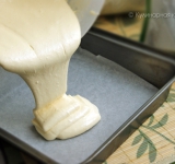 Яйца и сахар положите в миску и тщательно взбейте миксером до пышности. Добавьте сухое молоко и, продолжая работать миксером, добавляйте муку, но не всю сразу, потому что может понадобиться меньше. Добавьте ванилин и снова перемешайте миксером. Затем добавьте гашеную соду. Еще раз перемешайте миксером. Тесто должно литься как сгущенка. Если ваше тесто получается гуще, то разбавьте его небольшим количеством молока.