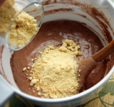 Для начала на водяной бане или в кастрюльке с толстым дном растопите шоколад и масло, постоянно помешивая.
Яйца и сахар хорошенько взбейте миксером, около 10 минут. Во взбитые яйца просейте муку с разрыхлителем и какао. Аккуратно перемешайте до однородности. Добавьте молотый миндаль и шоколадную массу. Тщательно перемешайте все до получения однородной массы.