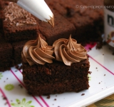 Крем можно использовать абсолютно любой. Я просто взбила 1:1 сливочное масло и нутеллу. Получилось очень даже вкусно! Крем получился абсолютно не жирным, а очень вкусным, масляным.
Бисквит разрежьте на равные прямоугольнички. Соберите пирожные, промазав кремом один кусочек и сложив 2 прямоугольника вместе.
Сверху красиво выложите крем и посыпьте пирожные орешками. Приятного чаепития!
Ссылка на источник рецепта: kulinariya123.blogspot.ru/2013/11/626-nutella.html