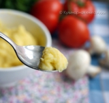 Отварите картошку, слегка остудите и разомните ее в пюре. Добавьте яйцо и тщательно перемешайте. Добавьте соль и муку и снова хорошенько перемешайте до однородности. Должно получиться густое тесто, но такое, чтобы его без проблем можно было зачерпнуть ложкой.
Когда куриная грудка сварится, всыпьте в суп гречку и добавьте лавровый листочек. При помощи чайной ложки отщипывайте понемногу картофельное тесто и опускайте ложку в суп. Перемешайте.