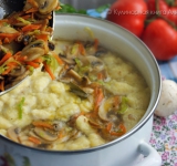 Как только всплывут клецки, добавьте обжаренные овощи с грибами, аккуратно перемешайте. Дайте повариться еще минут 5, чтобы клецки затвердели.