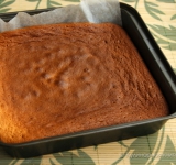 Разогрейте духовку. Небольшую форму для выпечки выстелите пергаментом и аккуратно вылейте в нее тесто. Поставьте форму в духовку и выпекайте бисквит до сухой спички, постарайтесь не передержать.