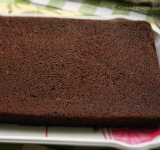 Разогрейте духовку. Форму для выпечки выстелите пергаментом и аккуратно выложите тесто, разровняйте. Выпекайте бисквит минут 35-40, проверяя на готовность спичкой. Тут очень важно не передержать бисквит в духовке, иначе пирожные будут сухими. Достаньте готовый бисквит из формы и полностью остудите.