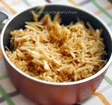 Яблоки вымойте, очистите от кожуры и семечек, нарежьте на 4 части каждое. Натрите яблоки на терке. Выложите яблоки в антипригарную посуда и варите БЕЗ ВОДЫ минут 15-20, пока яблоки не размякнут. Переложите яблоки в миску и при помощи блендера превратите их в пюре.