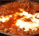 Пока соус готовится, отварите пасту, чтобы до готовности оставалось пару минут. Когда мясо практически приготовится, добавьте сливки и хорошенько перемешайте. Доведите до кипения.
Подавайте, выложив на тарелку спагетти, а сверху соус. Экспериментируйте с гарнирами! Приятного аппетита!