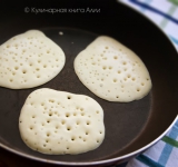 Теперь жарим сами блинчики. Тщательно прогрейте сковородку, ни чем ее не смазывайте (это важно). Теперь в центр сковородки налейте 2,5 ст. л. теста. Жарьте, пока на блинчике не появятся дырочки, а поверхность не будет сухой. Затем перекладывайте блинчик в тарелку. Готовьте, пока тесто не кончится. Заметьте, жарить надо только с одной стороны.