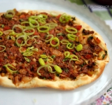 Проделайте тоже самое с остальными лепешками. Кушать лучше всего сразу, пока горячие. Приятного аппетита!
Ссылка на источник рецепта: kulinariya123.blogspot.ru/2013/11/622-lahmacun.html