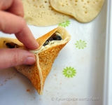 В центр каждого блинчика положите начинку, потом немного тертого сыра и сверните такие треугольнички. Сторона блина останется немного липкой и скрепить краешки не составит труда. Готовые блинчики выложите на противень, прогрейте духовку и подержите там блинчики, чтобы сыр расплавился.
Приятного аппетита!
Ссылка на источник рецепта: kulinariya123.blogspot.ru/2013/10/620.html