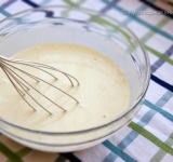 Сначала готовим тесто. В теплой воде растворите дрожжи и сахар, хорошенько перемешайте и оставьте минут на 10. Когда пройдет время, погрейте молоко и влейте его в дрожжи. Всыпьте просеянную муку и разрыхлитель, венчиком перемешайте все до однородности. Тесто получится жидким. Оставьте его минут на 20.