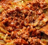 На горячую сковородку с небольшим количеством масла выложите фарш, разбейте его лопаткой на небольшие комочки. Когда мясо изменит цвет и поменяет розовый оттенок, влейте в сковородку вино и готовьте вместе, пока вся жидкость не испарится.
Затем влейте к мясу бульон, добавьте томатное пюре (его можно заменить мелко нарезанными томатами без кожуры).
Теперь добавьте к мясу овощи, специи и хорошенько все перемешайте. Накройте крышкой, убавьте огонь до самого минимального и тушите, помешивая время от времени, около часа.