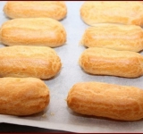 Поставьте эклеры в духовку минут на 30, эклеры хорошо поднимутся. Когда пройдет время, выключите духовку и оставьте эклеры внутри минут на 10-15, чтобы они осели.