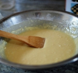 Для начала растопите масло. Влейте к маслу молоко, чтобы масло слегка остыло, затем добавьте яйцо и взбейте венчиком. Уберите в сторону.
В другой посуде смешайте сухие ингредиенты, тщательно поработайте венчиком секунд 30.
Теперь в миску с сухими ингредиентами влейте жидкие ингредиенты и аккуратно перемешайте лопаткой, чтобы вся мука стала влажной. Тесто должно остаться немного комковатым, так что особо не старайтесь с перемешиванием.