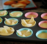 Теперь подготовим груши. Очистите плоды от кожуры и нарежьте на дольки.
Разогрейте духовку, формочки для маффинов смажьте маслом и присыпьте мукой. Если используете силиконовые формочки, то с ними не нужно проводить никаких манипуляций. Тесто разлейте по формочкам, а внутрь вложите груши (у меня около 3 кусочков на маффин).