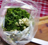 Для начала тщательно вымойте огурчики, а потом срежьте кончики. Мелко порубите укроп. Измельчите чеснок при помощи ножа. Огурцы, укроп и чеснок сложите в пакет (лучше в двойной. Добавьте соль.