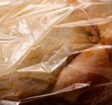 Вложите курицу в пакет для запекания и поставьте в духовку. Готовится такая курица чуть больше часа.
Подавайте с любимым гарниром или как самостоятельное блюдо.
Приятного аппетита!