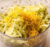 Для начала при помощи блендера измельчите сыр, мяту и орешки. Кабачок натрите на крупной терке, а при помощи мелкой терки натрите лимонную цедру. Хорошенько перемешайте все до однородности. Полученная смесь и будет нашей начинкой для фарширования курицы.