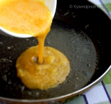 На медленном огне растворите на сковородке сливочное масло. Оно должно медленно плавиться, а не пузыриться и шипеть. Тем временем в мисочку разбейте яйца и венчиком перемешайте их до однородности. Пены добиваться не нужно, суть в том, что яйца нужно именно перемешать, а не взбивать. Теперь тоненькой струйкой, постоянно помешивая, влейте горячее растопленное масло в миску с яйцами.  
 
Посолите и поперчите по вкусу, перемешайте. В ту сковородку, на которой растапливалось масло, аккуратно вылейте яичную смесь и готовьте, пока краешки омлета не начнут белеть.	