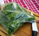 Завяжите пакет и тщательно перетрясите его так, чтобы огурцы равномерно покрылись солью и укропом. Положите в холодильник часов на 6-8. Иногда доставайте пакет и хорошенько его встряхивайте. Приятного аппетита!
Ссылка на источник рецепта: kulinariya123.blogspot.ru/2013/10/617_24.html