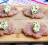 Для начала приготовим начинку, для этого тщательно измельчите в блендере сливочное масло, укроп и чеснок. Полученную массу уберите в холодильник. 
 
Теперь готовим фарш. В куриный фарш добавьте соль и перец по вкусу и тщательно вымешайте до однородности.  
 
Лепим котлеты. Руки смочите водой, чтобы фарш не прилипал. Разделите фарш на 10 равных кусочков, скатайте из них шарики. Каждый шарик расплющите в лепешку и вложите в серединку по чайной ложке начинки (кстати, помимо нашей начинки, можно также использовать и сыр, и грибы).  
 
Сформируйте котлеты.	