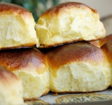 Поставьте булочки в духовку минут на 20-25. Кушать такие булочки лучше всего теплыми. Приятного аппетита!
Ссылка на источник рецепта: kulinariya123.blogspot.ru/2013/09/611.html