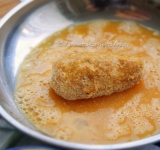 Теперь панируем котлеты. Панировка для киевских котлет должны быть толстой, поэтому панируем таким образом: мука- яйцо-сухари-яйцо-сухари.	