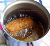 В небольшой посуде разогрейте растительное масло и быстро обжарьте в нем котлетки.  
 
Разогрейте духовку. Обжаренные котлетки выложите в противень и запеките около 15 минут. Приятного аппетита! 
 
Ссылка на источник рецепта:  kulinariya123.blogspot.ru/2013/09/607.html 	