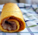 Разогрейте духовку. Выстелите противень бумагой и смажьте растительным маслом. Вылейте тесто и разровняйте, а затем запеките до румяности, достаньте и снимите бумагу.
По всей поверхности равномерно распределите фарш и аккуратно сверните рулет. Полученный рулет заверните в фольгу и выложите на противень.