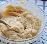 В блендер выложите куриное филе, лук, масло, молоко и яйцо. Тщательно измельчите. Если у вас нет блендера, то можно воспользоваться мясорубкой.
Добавьте соль и перец по вкусу. Хорошенько перемешайте.