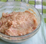 Натрите сыр на терке и смешайте его с яйцами, майонезом и манкой так, чтобы масса стала однородной. Оставляем смесь, чтобы манка разбухла, а пока приготовим начинку.
Лук мелко нашинкуйте и обжарьте на растительном масле до прозрачности. Когда лк будет готов, положите его в блендер и измельчите.
В куриный фарш добавьте лук, соль и перец по вкусу. Тщательно перемешайте до однородности.