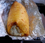 Запекайте рулет 40 минут, а затем достаньте и дайте ему остыть прямо в фольге, для того чтобы все соки впитались в омлет.
Когда рулет остынет, снимите фольгу и нарежьте рулет на порции. Приятного аппетита!
Ссылка на источник рулета: kulinariya123.blogspot.ru/2013/09/608.html