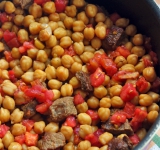 Залейте водой так, чтобы полностью покрыть продукты. Накройте крышкой, убавьте огонь до самого маленького и готовьте 1 час.
С помидор снимите кожицу и нарежьте плоды на маленькие кубички. Добавьте помидоры в казан, добавьте соль, перец и красную паприку (или любимые специи). Перемешайте, тушите под крышкой минут 20-25.
Перемешайте и подавайте к столу. Подавайте с луком. Приятного аппетита!
Ссылка на источник рецепта: kulinariya123.blogspot.ru/2013/07/596.html