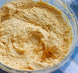 Для начала нужно очистить миндаль от шкурки, для этого залейте его кипятком минут на 10, а потом потрите. Очищенный миндаль измельчите до состояния не очень мелкой крошки. Все продукты для кекса должны быть комнатной температуры. При помощи миксера взбейте сахар с маслом до посветления.
Добавьте в масляную массу желтки. Взбейте смесь в пышный крем. Добавьте яйцо и снова взбивайте. Должна получиться пышная и однородная масса.
Разогрейте духовку. Добавьте миндаль, просеянную муку и ванилин (по желанию). Перемешайте до однородности.