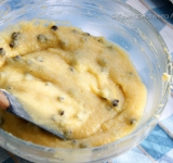 В глубокий сотейник выложите масло, нарезанное на кубики. Держите масло на огне до тех пор, пока оно не приобретет легкий запах лесного ореха и коричневый цвет. Процедите масло через ситечко в чистую посуду. Полностью остудите. Разогрейте духовку.
В миске для теста смешайте сахар, пшеничную и миндальную муку. Добавьте белки и тщательно перемешайте до однородности. Добавьте остывшее масло и снова перемешайте. Добавьте шоколадную крошку, перемешайте.