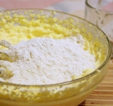 Для начала сливочное масло и сахар взбейте миксером на небольшой скорости.
Постепенно добавьте 5 желтков и продолжайте взбивать.
К желтковой смеси просейте муку.
Замесите тесто. Разогрейте духовку.