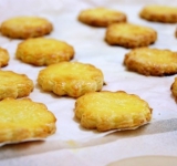 Сразу же отщипывайте по кусочку теста и раскатывайте. Сделайте произвольной формы печенья.
Оставшийся желток смешайте с молоком и смажьте при помощи кисточки поверхность всех печенек. Смазывайте как можно гуще.
Поверх этой глазури зубочисткой нарисуйте любые узоры
Формочки выложите на противень с бумагой и выпекайте 10-15 минут.
Приятного чаепития!