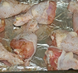 Для начала разогрейте духовку. Противень выстелите фольгой так, чтобы свисали края.
Вымойте голени и выложите их на фольгу, посыпьте перцем, солью и смесью сухих трав (я использовал бессолевую белорусскую смесь специй для мяса, туда входит орегано, майоран, базилик, сухой чеснок и др. специи, без глутамата!). Тщательно вотрите соль и специи в голени.
Зубчики чеснока разрежьте на пластинки и, аккуратно отодвигая кожицу на голенях, нашпигуйте ножки чесноком.