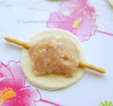 Из теста раскатываем тонкий пласт и при помощи стакана вырезаем кружочки. На каждый кружочек теста выложите соломку так, чтобы ее края выходили за пределы теста. На каждый кружочек с соломкой выложите фарш.	