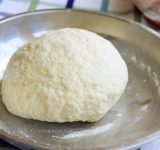 Сначала делаем тесто. В кефир добавьте соль, соду и муку. Муку всыпайте порционно, постоянно помешивая. Когда перемешивание будет удаваться с трудом, выкладывайте тесто на стол и замесите так, чтобы тесто получилось не очень плотным. Отложите тесто в сторону.  
 
Готовим начинку. Лук пропустите через блендер (если у вас куриное филе, а не фарш, то пропустите его с луком через мясорубку). Смешайте фарш, лук, соль и перец до однородной массы.	