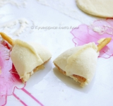 Защипите края теста и разрежьте пополам так, чтобы получились две "ножки".  
Теперь в одну тарелку выложите панировочные сухари, а в другой взбейте яйцо.	