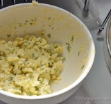 Сначала готовим начинку. Отварите яйца, остудите и натрите на мелкой терке. Натрите моцареллу. Измельчите зелень. Теперь смешайте все ингредиенты для начинки для получения однородной массы. Если вы любите чеснок в котлетах, то в начинку тоже можно добавить немного измельченного чеснока.