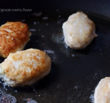 Разогрейте сковородку с маслом и на маленьком огне обжаривайте котлеты с двух сторон до готовности. Готовятся очень быстро! Приятного аппетита!
Ссылка на источник рецепта: kulinariya123.blogspot.ru/2013/07/591.html