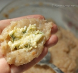 Теперь смешиваем все ингредиенты для фарша, предварительно замочив и отжав хлеб. Если фарш получился жидковатым, не переживайте, котлеты все равно получатся.
Руки намочите водой, наберите ложкой фарш, сделайте в середине углубление и положите туда начинку. Затем сформируйте котлету.