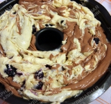 В форму для выпечки поочередно выкладываем два вида теста, по ложке. Отправляем в духовку на 45 минут. Готово! Готовый кекс можете посыпать сахарной пудрой или добавить ваш любимый топпинг. Приятного чаепития!
Ссылка на источник рецепта: kulinariya123.blogspot.ru/2013/06/579.html